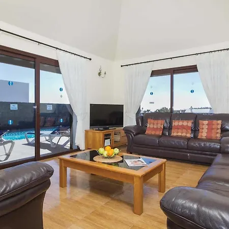 Playa Blanca Sleeps 8 Air Con Wifi Willa
